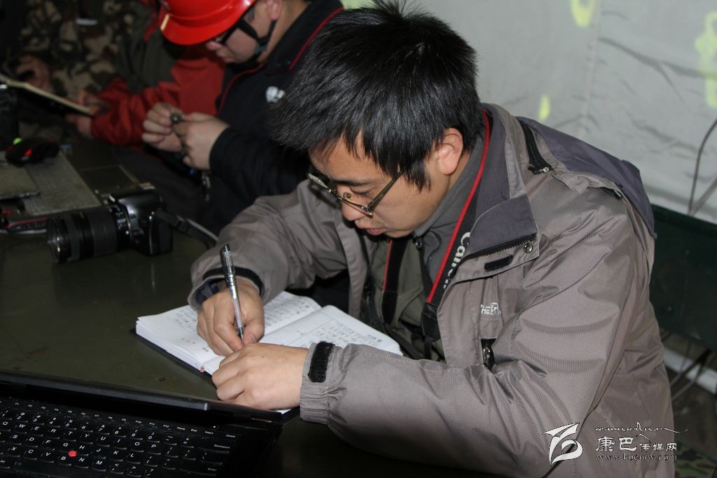 奔走在抗震救災(zāi)一線(xiàn)的本報(bào)記者