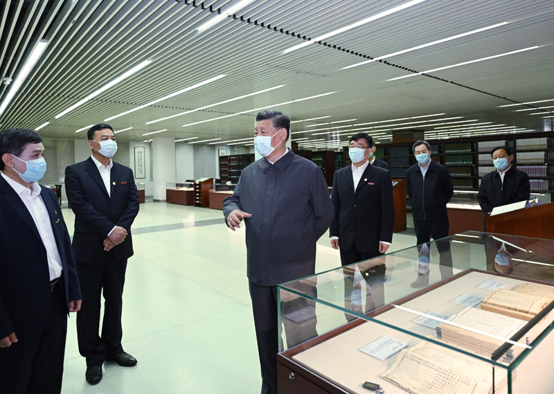 2022年4月25日，習(xí)近平來(lái)到中國(guó)人民大學(xué)考察調(diào)研。這是他在圖書(shū)館考察。