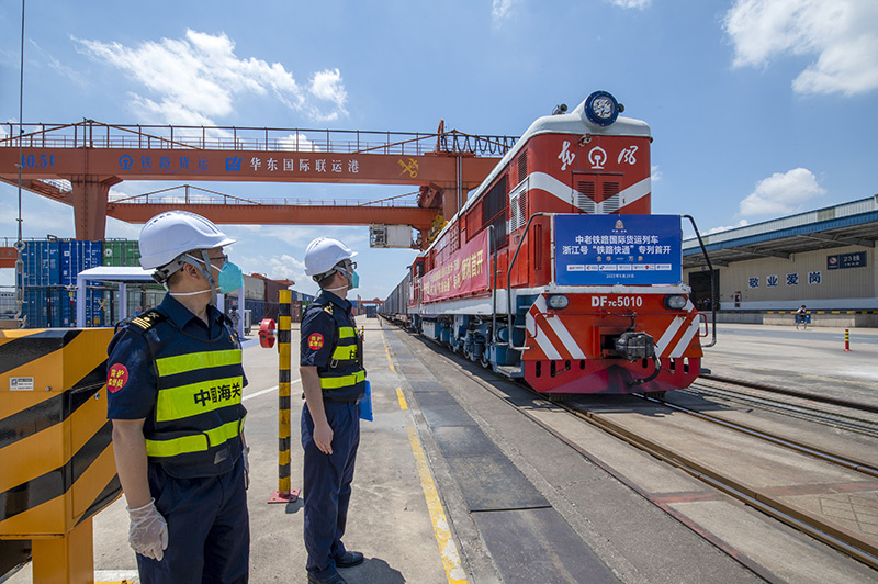 2022年6月29日，浙江金華，中老鐵路國(guó)際貨運(yùn)列車(chē)浙江號(hào)“鐵路快通”首趟專(zhuān)列經(jīng)海關(guān)監(jiān)管后，從浙江省鐵路金華南站鳴笛啟程，經(jīng)磨憨口岸駛向老撾萬(wàn)象。