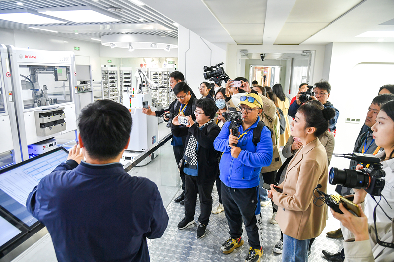 2023年10月16日，第三屆“一帶一路”國(guó)際合作高峰論壇新聞中心組織中外記者采訪。記者在中德大廈內(nèi)的博世未來工廠展區(qū)參觀，了解其高質(zhì)量創(chuàng)新發(fā)展成果。