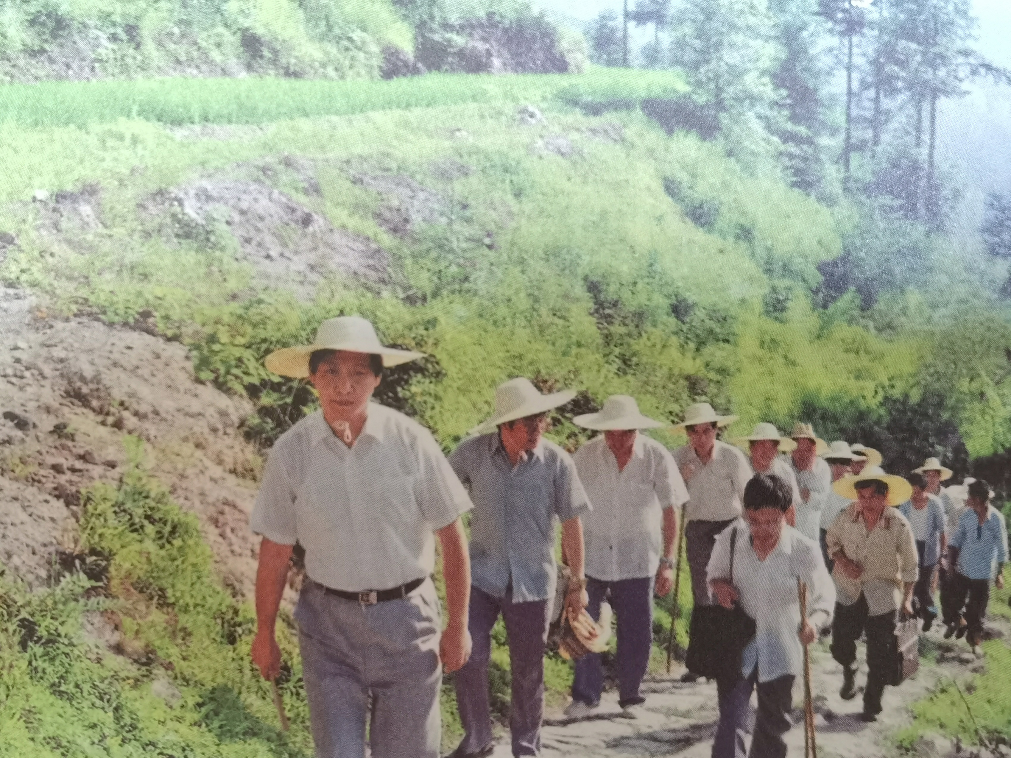 1989年7月，習(xí)近平冒著酷暑，帶頭步行到下黨鄉(xiāng)調(diào)研。