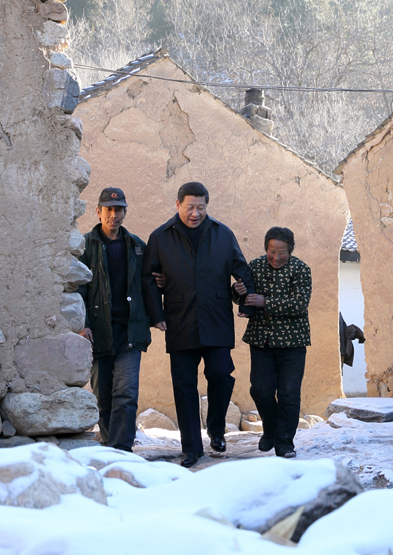 2012年12月30日，習(xí)近平總書記來到地處深山的河北阜平駱駝灣村，走進(jìn)困難群眾唐宗秀家慰問看望。