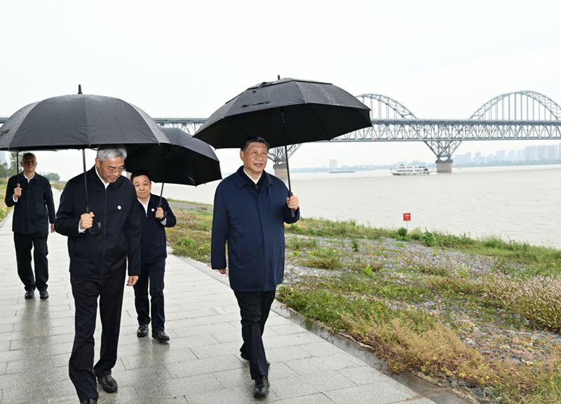 2023年10月10日，習(xí)近平在長(zhǎng)江國(guó)家文化公園九江城區(qū)段考察時(shí)，冒雨沿江堤步行察看沿岸風(fēng)貌。