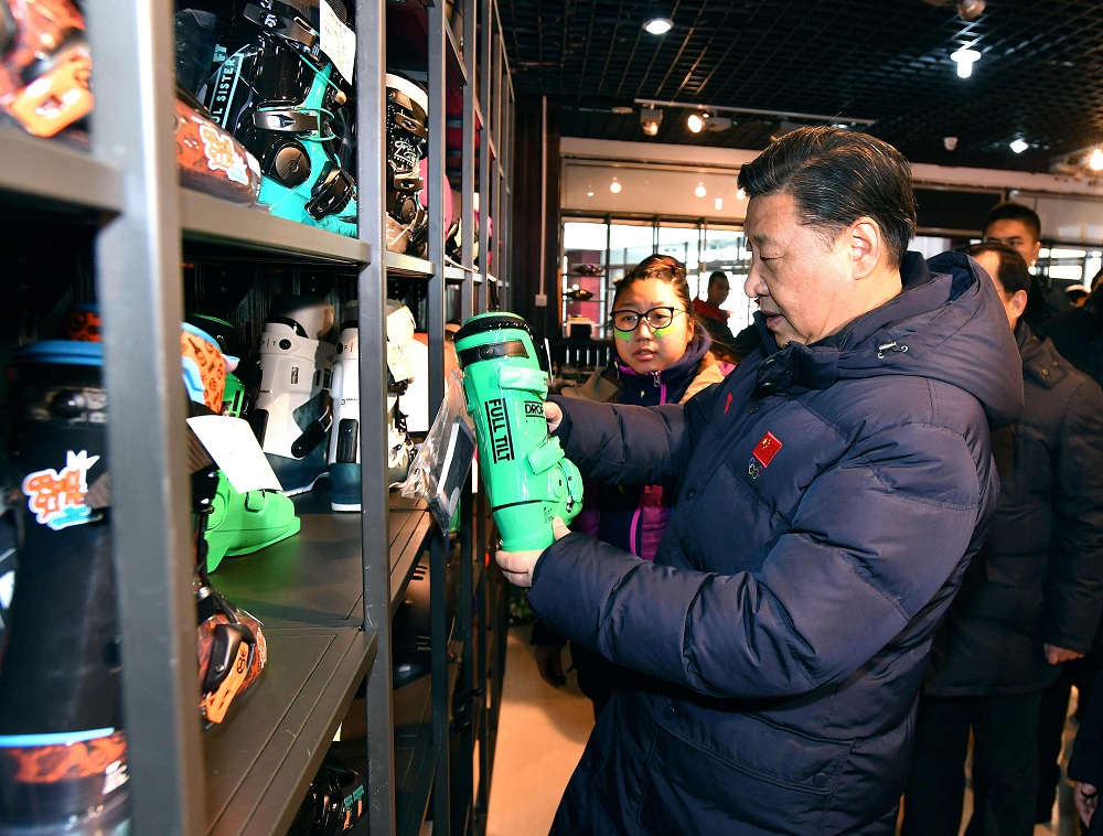 2017年1月23日，習(xí)近平總書記在河北省張家口市云頂滑雪場雪具大廳了解各式雪具的不同功用。