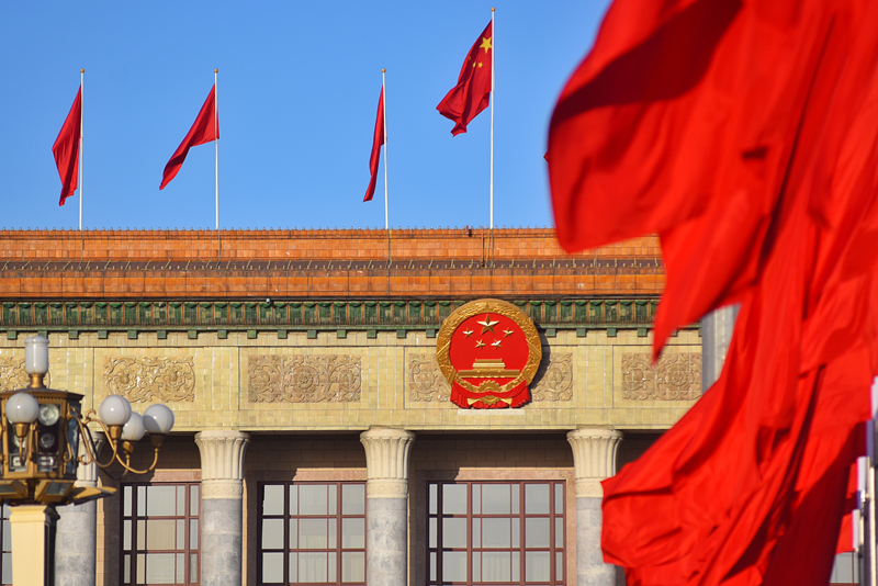 2024年3月8日，北京上空現(xiàn)“兩會(huì)藍(lán)”，人民大會(huì)堂前紅旗飄揚(yáng)。