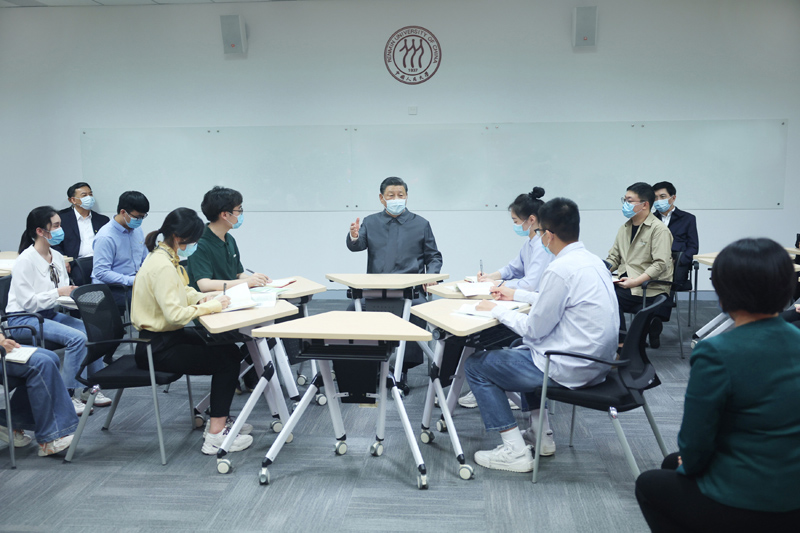 2022年4月25日，習(xí)近平總書記來到中國(guó)人民大學(xué)考察調(diào)研。這是總書記在立德樓觀摩思政課智慧教室現(xiàn)場(chǎng)教學(xué)并參與討論。
