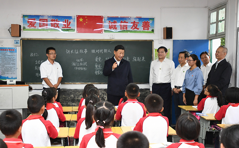 2020年9月16日，習(xí)近平總書記在湖南省郴州市汝城縣文明瑤族鄉(xiāng)第一片小學(xué)，同正在上思政課的同學(xué)們親切交流。