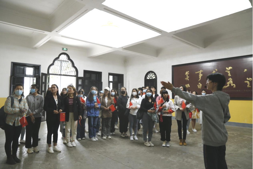 2021年5月20日，在喜迎中國(guó)共產(chǎn)黨建黨100周年之際，我校開展了少數(shù)民族學(xué)生“學(xué)黨史、感恩黨、跟黨走”紅色研學(xué)活動(dòng)。