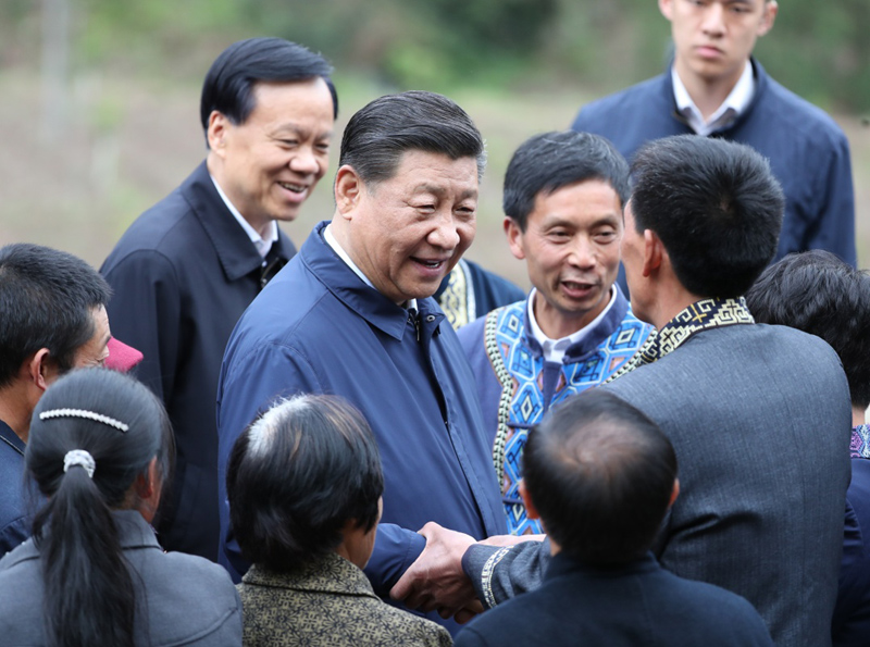 2019年4月15日至17日，中共中央總書記、國(guó)家主席、中央軍委主席習(xí)近平在重慶考察，并主持召開解決“兩不愁三保障”突出問(wèn)題座談會(huì)。這是4月15日下午，習(xí)近平在石柱土家族自治縣中益鄉(xiāng)華溪村同村民親切交流。新華社記者 丁海濤 攝