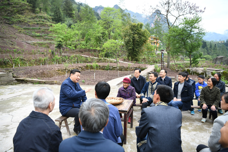 2019年4月15日至17日，中共中央總書記、國(guó)家主席、中央軍委主席習(xí)近平在重慶考察，并主持召開解決“兩不愁三保障”突出問(wèn)題座談會(huì)。這是4月15日下午，習(xí)近平在石柱土家族自治縣中益鄉(xiāng)華溪村同村民代表、基層干部、扶貧干部、鄉(xiāng)村醫(yī)生等圍坐在一起，共話脫貧攻堅(jiān)。新華社記者 謝環(huán)馳 攝