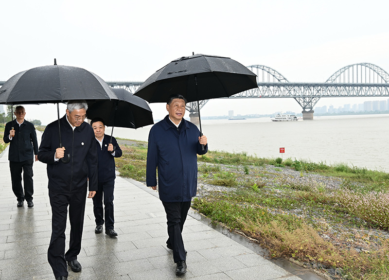 2023年10月10日至13日，中共中央總書記、國(guó)家主席、中央軍委主席習(xí)近平在江西考察。這是10日下午，習(xí)近平在長(zhǎng)江國(guó)家文化公園九江城區(qū)段考察時(shí)，冒雨沿江堤步行察看沿岸風(fēng)貌。新華社記者 謝環(huán)馳 攝