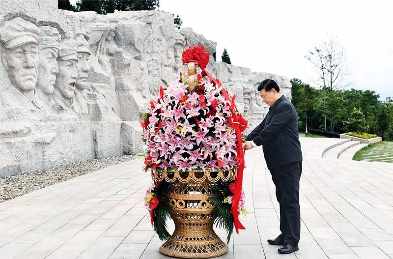 2021年4月25日至27日，中共中央總書記、國家主席、中央軍委主席習(xí)近平在廣西考察。這是25日上午，習(xí)近平在位于桂林市全州縣的紅軍長征湘江戰(zhàn)役紀(jì)念園，向湘江戰(zhàn)役紅軍烈士敬獻(xiàn)花籃。 新華社記者 謝環(huán)馳/攝