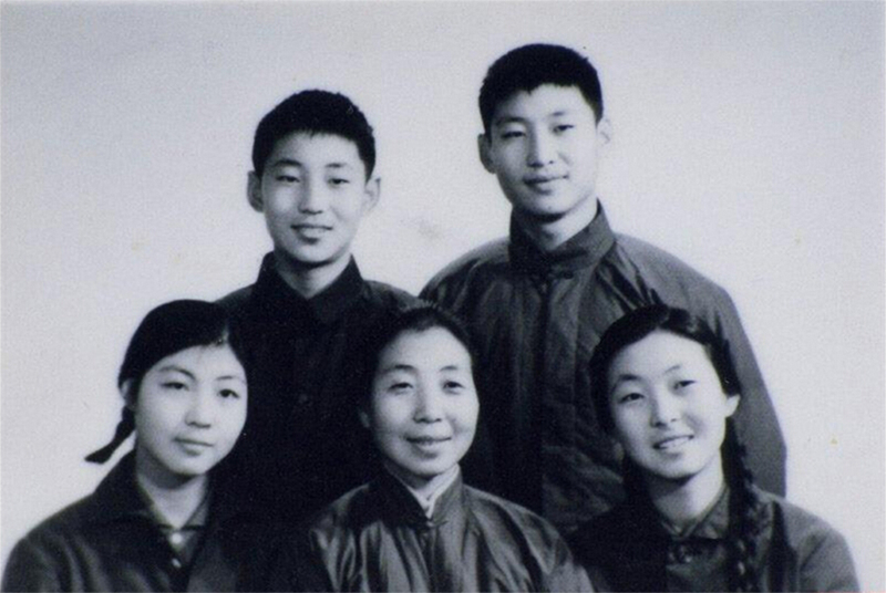 1972年冬，齊心和子女們。前排右起:齊橋橋、齊心、習安安。后排右起:習近平、習遠平。