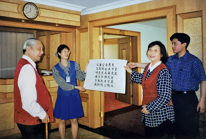 1999年3月，習仲勛欣賞齊心的書法作品《官箴》。