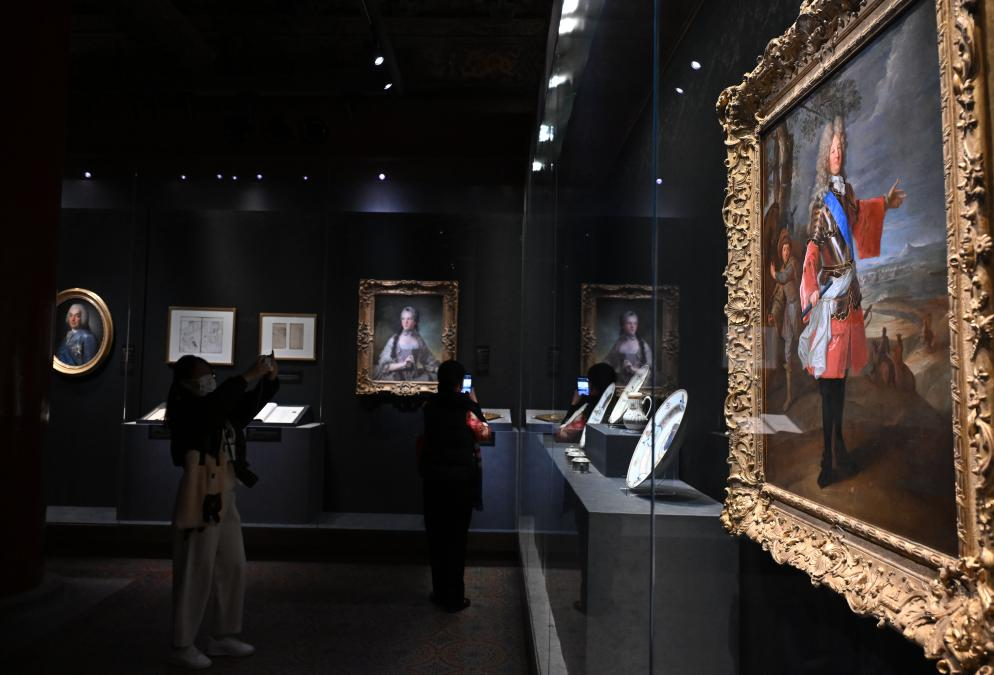4月1日，作為中法文化旅游年的重要項目，“紫禁城與凡爾賽宮——17、18世紀的中法交往”展覽在故宮文華殿開幕。圖為觀眾當天參觀展覽。新華社記者 金良快 攝