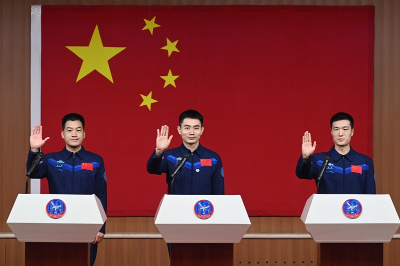 2024年月24日，神舟十八號(hào)載人飛行任務(wù)航天員葉光富（中）、李聰（右）、李廣蘇在酒泉衛(wèi)星發(fā)射中心問(wèn)天閣與媒體記者集體見(jiàn)面。