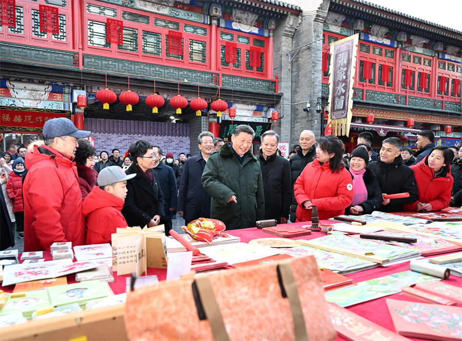 2024年2月1日下午，習(xí)近平在天津古文化街考察時(shí)，同店鋪員工和現(xiàn)場(chǎng)群眾互動(dòng)交流。新華社記者 謝環(huán)馳 攝