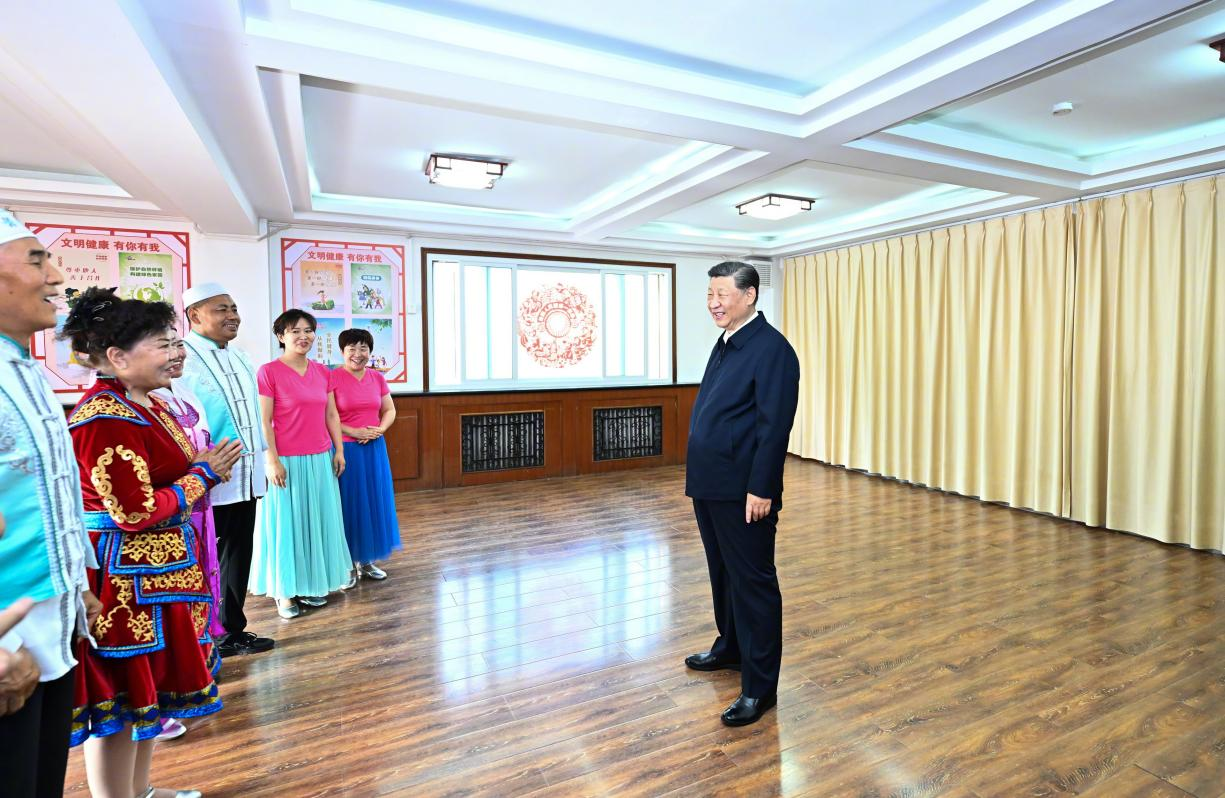 6月19日下午，習(xí)近平總書記在銀川市金鳳區(qū)長城花園社區(qū)活動(dòng)室考察時(shí)，同社區(qū)居民親切交流。