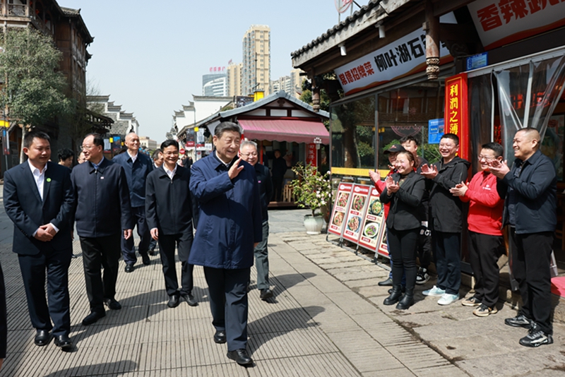 2024年3月19日上午，習(xí)近平在常德河街考察時(shí)，同店主和游客親切交流。新華社記者 王曄 攝