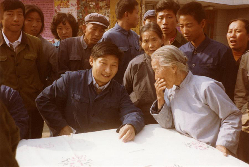 1983年，時任河北正定縣委書記的習近平（前排居中），臨時在大街上擺桌子聽取老百姓意見。