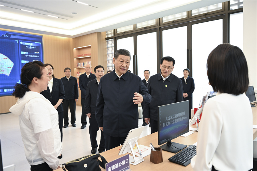 2024年4月22日至24日，中共中央總書記、國家主席、中央軍委主席習(xí)近平在重慶考察。這是22日下午，習(xí)近平在九龍坡區(qū)謝家灣街道民主村社區(qū)考察。新華社記者 謝環(huán)馳 攝