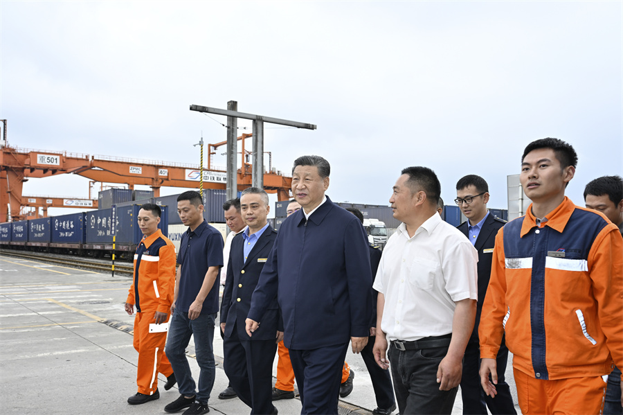 2024年4月22日至24日，中共中央總書記、國家主席、中央軍委主席習(xí)近平在重慶考察。這是22日下午，習(xí)近平在重慶國際物流樞紐園區(qū)重慶鐵路集裝箱中心站，同貨車司機、列車司機、裝卸工人、場站管理人員等親切交流。新華社記者 岳月偉 攝