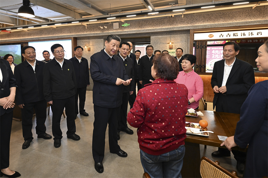 2024年4月22日下午，習(xí)近平在九龍坡區(qū)謝家灣街道民主村社區(qū)考察時(shí)，同正在社區(qū)食堂就餐的群眾親切交流。新華社記者 謝環(huán)馳 攝