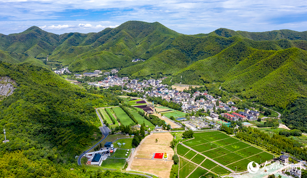 俯瞰余村全貌。人民網(wǎng) 章勇濤 攝
