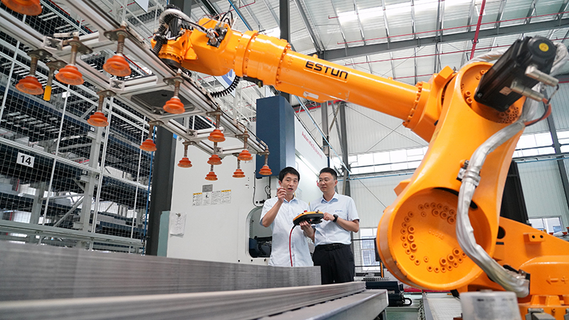 2023年8月26日，武漢，湖北長(zhǎng)江電氣有限公司智能車(chē)間，工作人員正在操作智能機(jī)械臂。