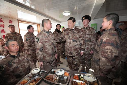 2014年1月26日中午，習(xí)近平來到連隊食堂，同戰(zhàn)士們一起用餐。新華社記者 李剛 攝