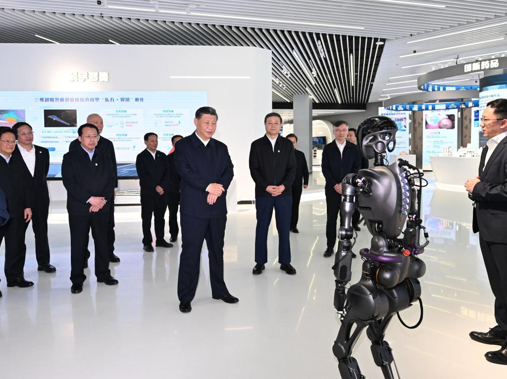 2023年11月28日下午，習(xí)近平在浦東新區(qū)張江科學(xué)城參觀(guān)上?？萍紕?chuàng)新成果展。新華社記者 謝環(huán)馳 攝