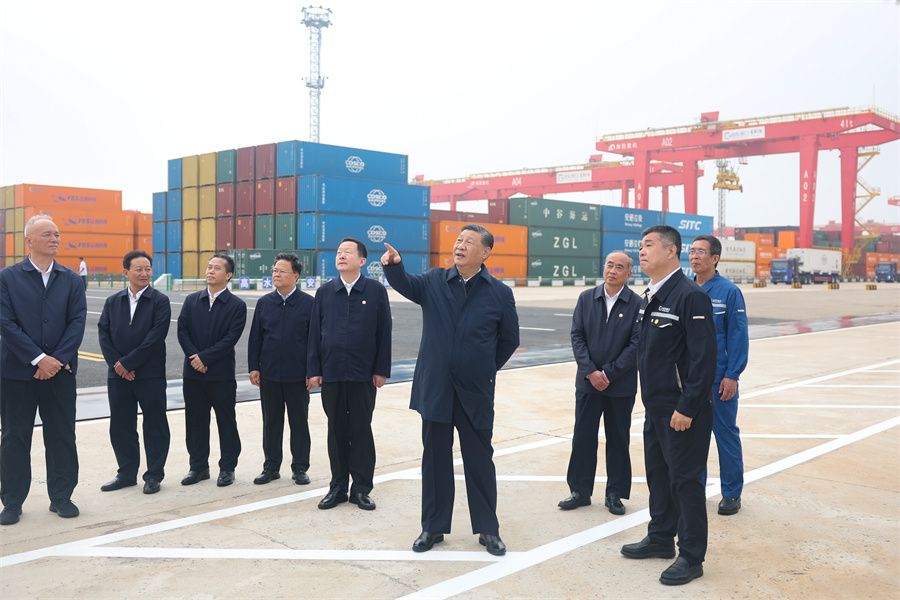 2024年5月22日至24日，中共中央總書記、國家主席、中央軍委主席習(xí)近平在山東考察。這是22日下午，習(xí)近平在日照港察看全自動化集裝箱碼頭作業(yè)場景。新華社記者 鞠鵬 攝
