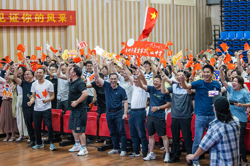 北京時間7月27日，2024年巴黎奧運會首個比賽日，在射擊10米氣步槍混合團體比賽中，中國選手黃雨婷/盛李豪獲得金牌。圖為黃雨婷的母校師生們通過收看奧運直播的方式為她加油助威。